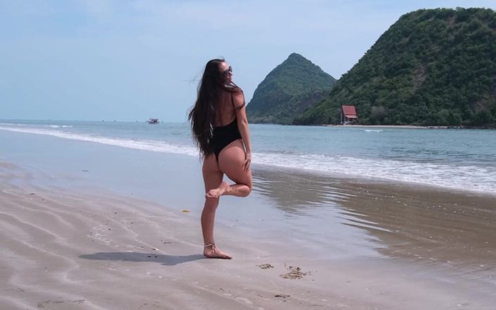 PassionBunny: Черное бикини и страстный засвет на пляже