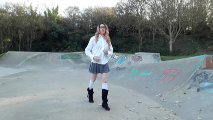 The Midnight Minx: Transvestiten-college-mädchen im skatepark, stripperin
