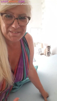La signora fina si masturba con un bastone per selfie, più arrapata che mai