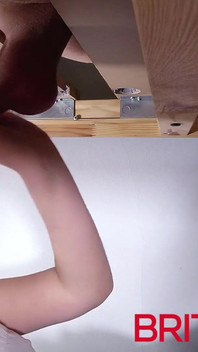 O tânără britanică de 18 ani în uniformă de facultate îl face pe un tip să ejaculeze la masa de muls