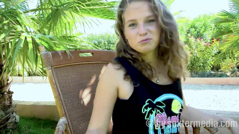 Petty by Sextermedia: Blonde die seks heeft yoga in de tuin