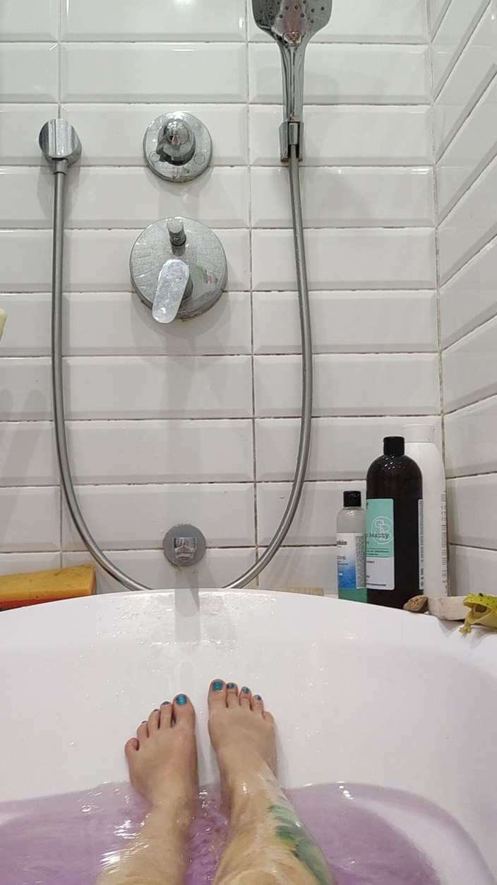 Risky Hairy Couple: Pepek berbulu basah, kaki berbulu dan ketiak dalam tab mandi