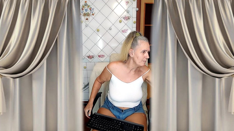 Lukerya: O bunicuță în vârstă cu părul cărunt tachinează cu silueta și picioarele...