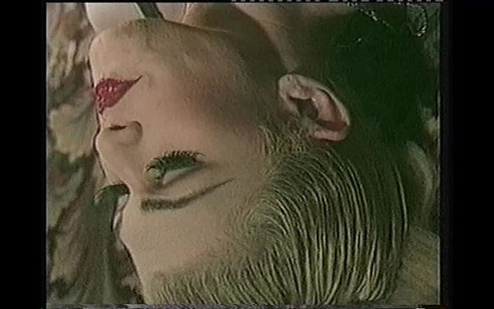 TRANS-ATLANTIC: Shemale z monster cock pieprzy dziewczynę i spust na niej