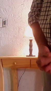Își descoperă tatăl vitreg masturbându-se și decide să-l ajute