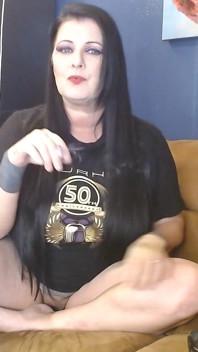 Rauchende MILF nur im t-shirt