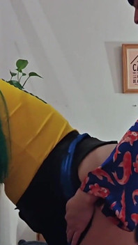 Brazilská Miku uvízne na schodech a Kaito jí dá víc než jen ruku