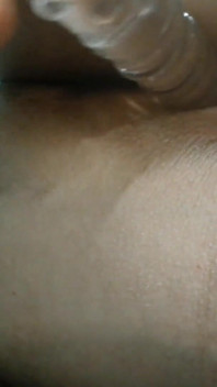 De cerca follando culo anal con consolador de vidrio