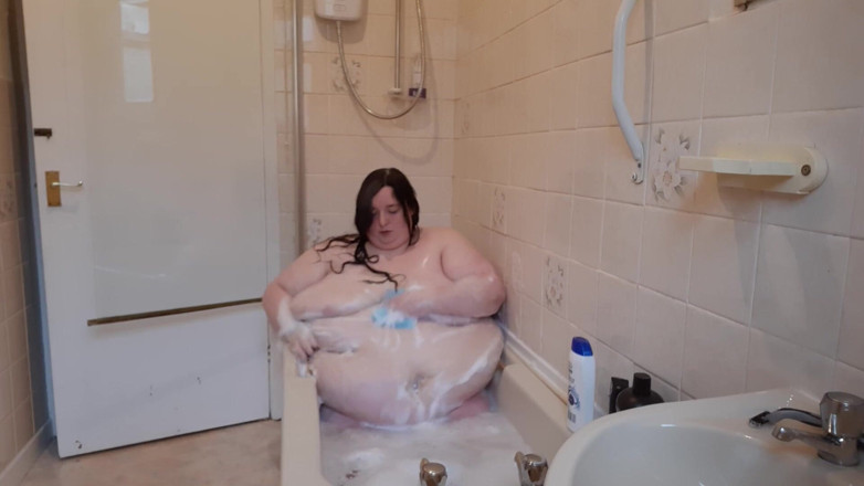 SSBBWLadyBrads: Товстушка розважається у ванні та трясе животом