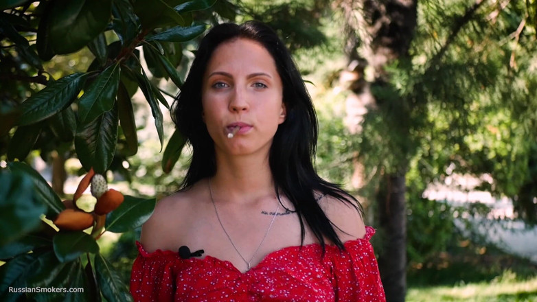Russian Smokers: 赤いドレスの色っぽいブルネットが巻きたばこを吸う