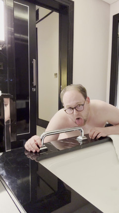 BiBoy: Esfregando a bunda na alça da banheira