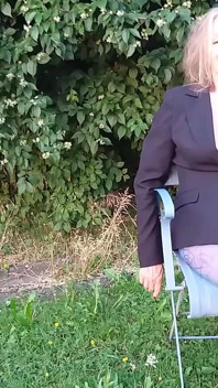 Wanita matang seksi dalam bingkap tembus pandang.