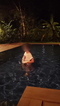 Esposa gostosa arriscando foder em piscina pública à noite