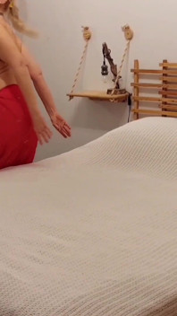 赤いスカートでセレナのセクシーなベッドゲーム