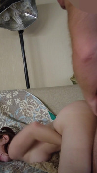ずっと年上の毛深い男とクソするかわい子ちゃん