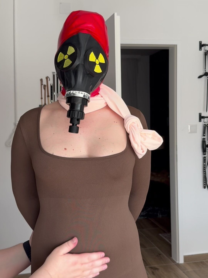Elena917: Máscara de gas y pantimedias en capas, juego bdsm de...