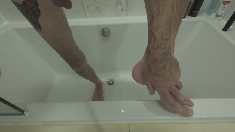 Big dick dadddy: I Need a Foot Slave to Worship My Feet in...