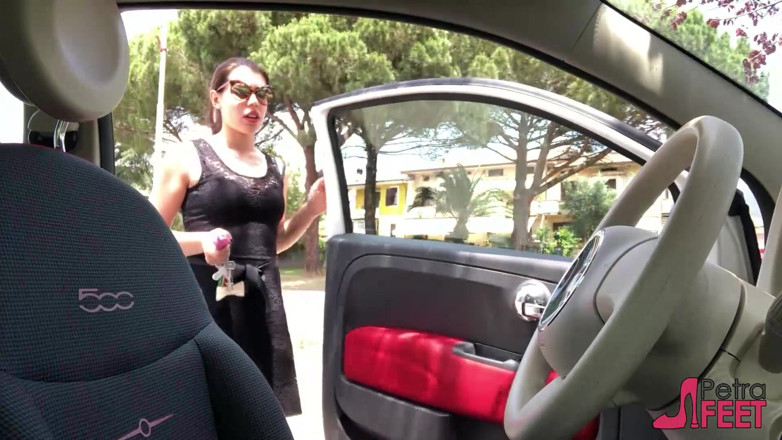 Smokin Fetish: Fumando no carro de uma adorável morena
