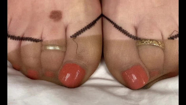 Mr MF: Mrs Mature Feet Bought a New Bra