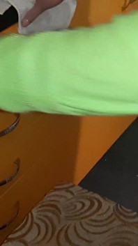我的继母在打扫厨房，露出她毛茸茸的阴户