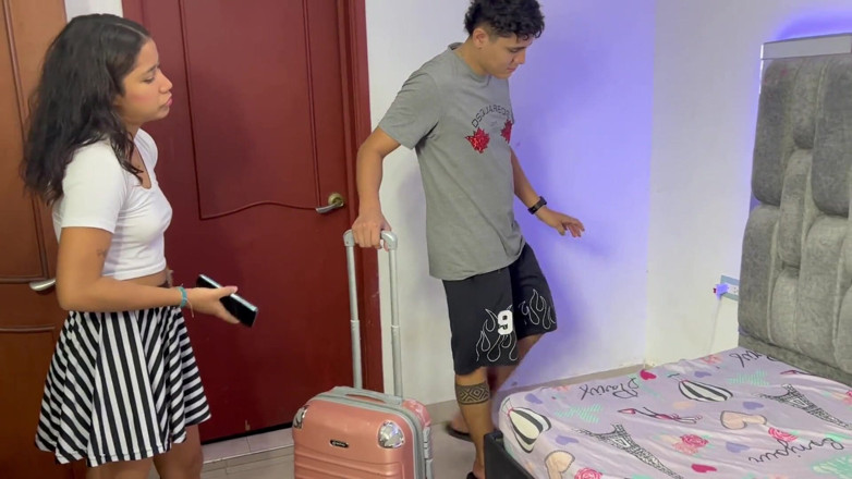 Aida cortez: 我的小继妹从她的夏令营来到这里，我用她这辈子最好的性爱来接待她
