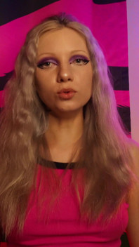 Sexy teenager kouří cigaretu a třese s ní!