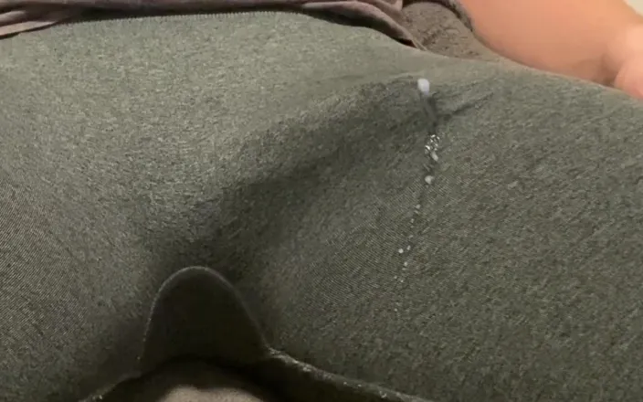 Lucas Nathan King: Massive No Hands Cumshot in Tight Pants
