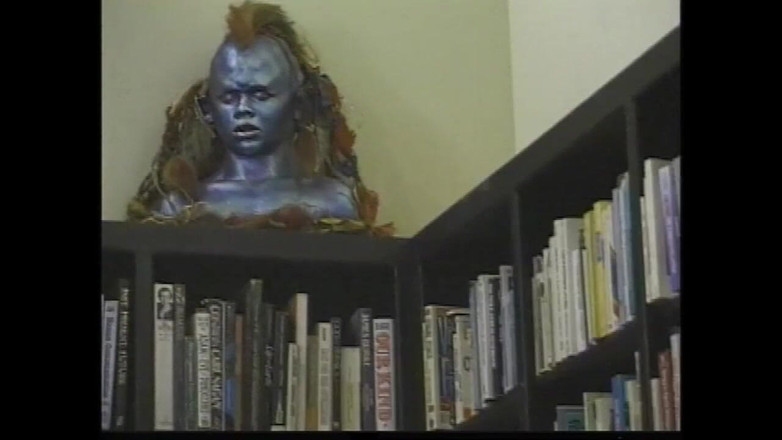 Vintage megastore: 2人の美しいブロンドのレズビアン熟女が大きなストラップでお互いをファック