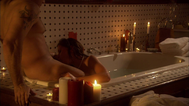 Hand Lotion Studios: Пара збуджується і трахається у ванні