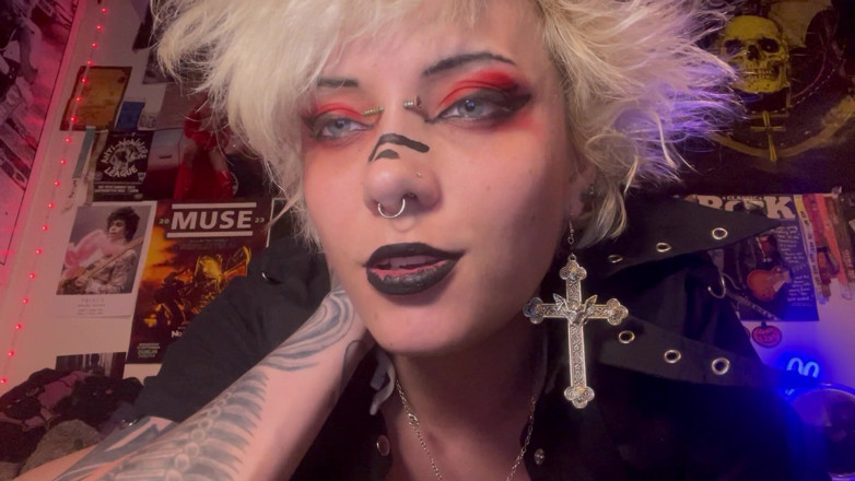 Glitterqueen1999: La tua sorellastra gotica glitterqueen1999 ti dà istruzioni per sborrare...