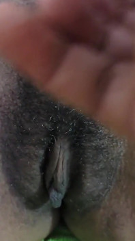 辣妹刮她的阴户，然后让我感觉到