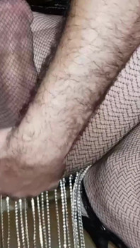 Dani viene grande con una sexy tuta a rete nera