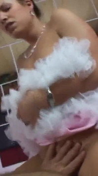 सेक्सी dirndl teeny मुँह में पूरे वीर्य के साथ चिल्लाती है - भाग 2