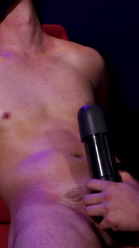 Chico 42 - twink alto, delgado y sexy con una gran polla sin cortar se corre 3 veces consecutivos