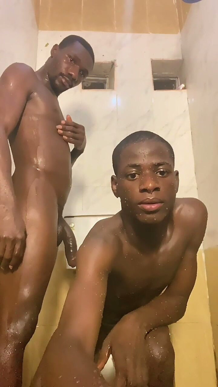 BLACKSHOOTERR: Une Femboy Mince Se Fait Baiser Par Son Frère Cousin...