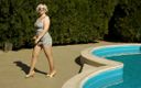 NYLON-HEELS: Femeie drăguță lângă piscină în ciorapi și tocuri