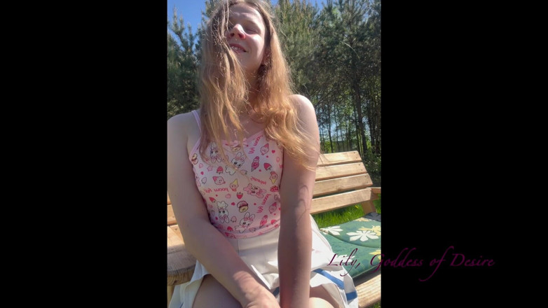 Lily, Goddess of Desire: Nevlastní dcera ve vysokoškolské uniformě vás nutí sedět u jejích...