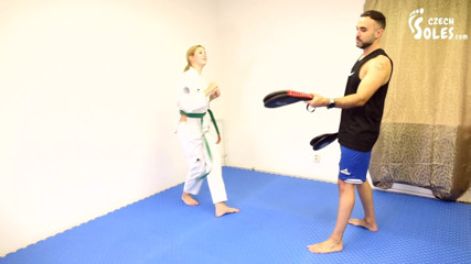 Czech Soles - foot fetish content: Teen-karate-studentin dominiert ihren lehrer mit großen füßen