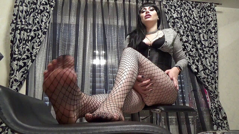 Goddess Misha Goldy: JOI cEI über meinen füßen in netzstrümpfen