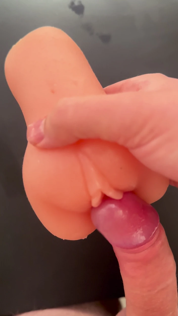 SoloEdgeMaster: Секс-іграшка трахає пизду і великий камшот на кицьку.