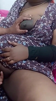 Tamil esposa se masturba duro hasta el orgasmo