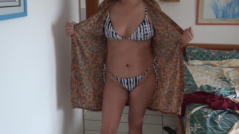 Ardientes69: Na pláži, zatímco si dám bikiny, nevlastní syn mého přítele...