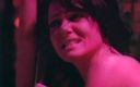 3some Bangers: Dvě sexy holky se baví se šťastným chpákem vstreaptském klubu