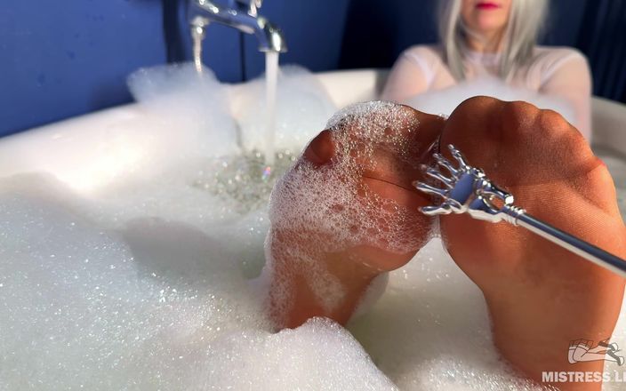 Mistress Legs: Köpük banyosunda sahibenin naylon ayaklarını çiziyor