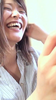 Yukari Sawada přijde a dostaneme ji nahou a hrajeme si s její kundičkou