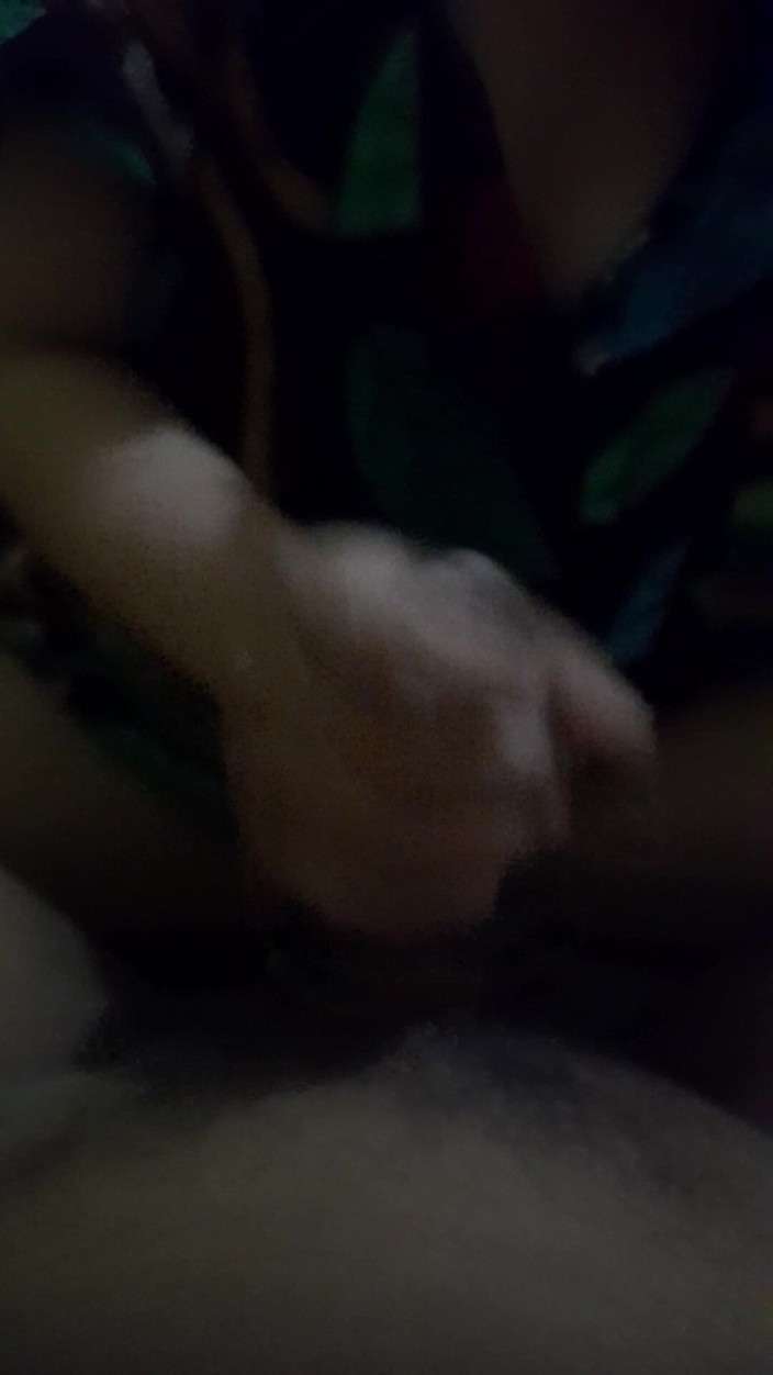 Angelina pop: Słodka ręka ściska czarny kutas