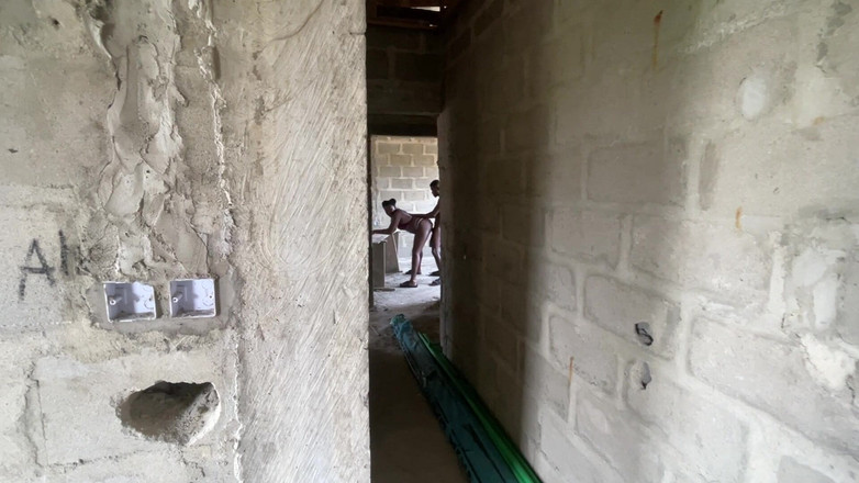 Creamyshuga: Il me baise partout où je vais, même dans un...