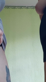 Chuda uczennica masturbuje się nauczycielem mamuśki