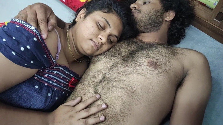 Vaigavarun45: Mallu aldatan evli kadın kocası evde yokken erkek arkadaşıyla ateşli...