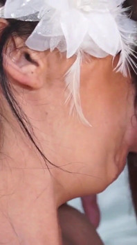 Thuisplezier met Roberta, een ondeugende brunette Italiaanse milf, wordt in haar poesje geneukt en wil dat haar mond wordt gevuld